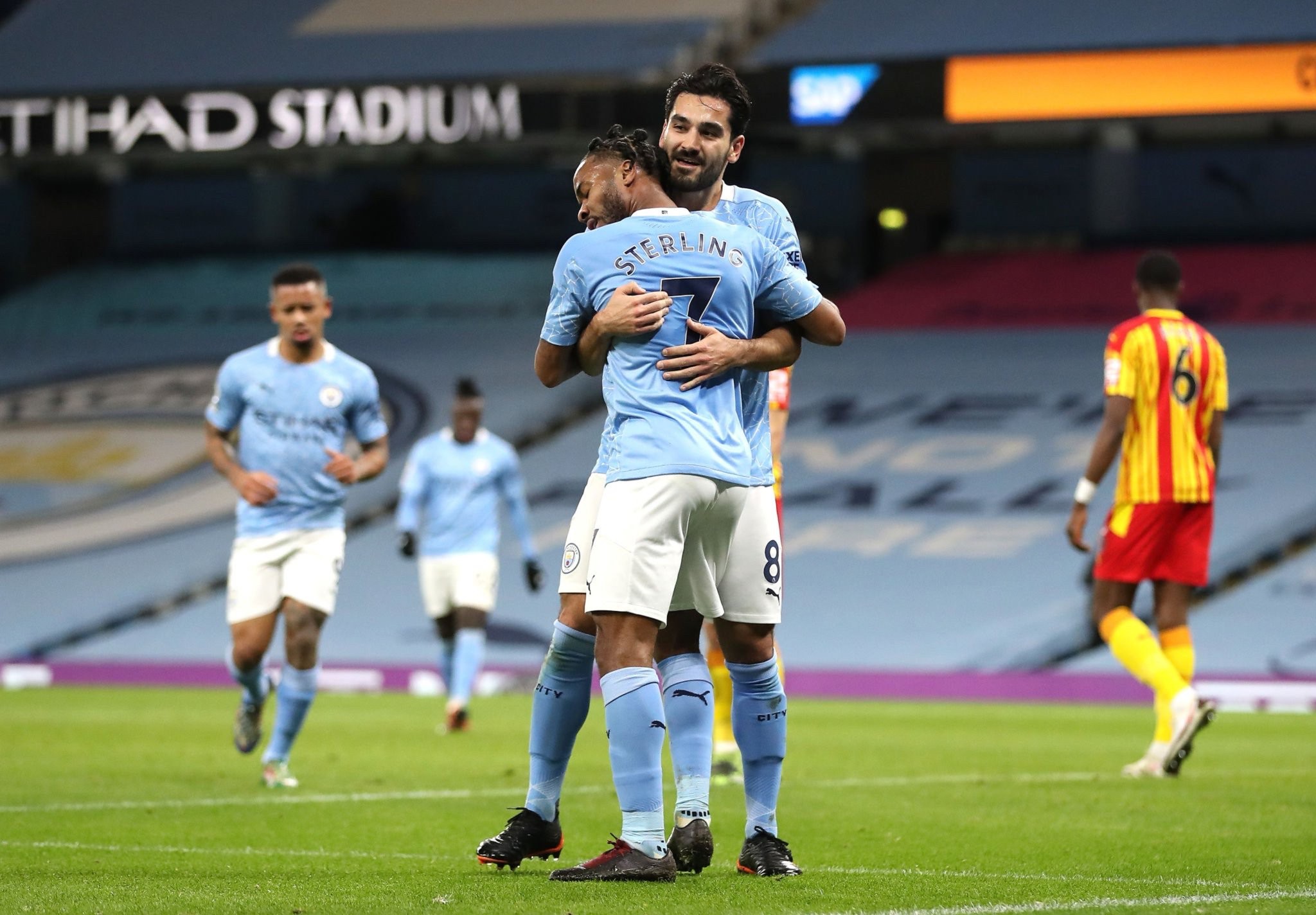 足球面临困 足球面临困